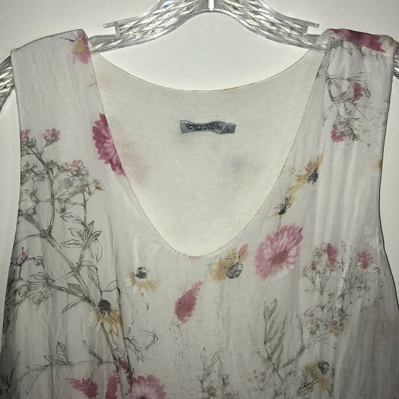 White floral linen flowy tank. - Picture 2 of 3
